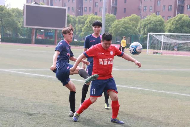 利物浦右后卫新选择：西塞之子转型踢右后卫